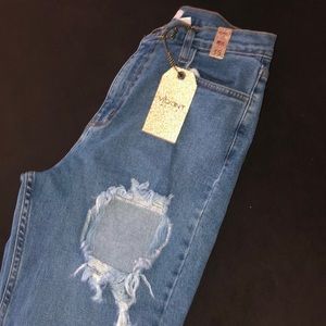 Vibrant distress boyfriend jeans .